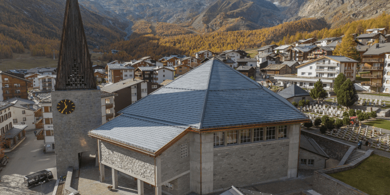 Referenz Kirche Saas Fee Indach Photovoltaikanlage MATCH Slate Creek Granite Grey