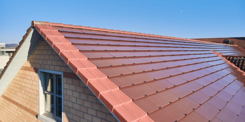 Referenz Ziegeldach mit MATCH Slate in der Farbe Terracotta von Megasol Energie AG