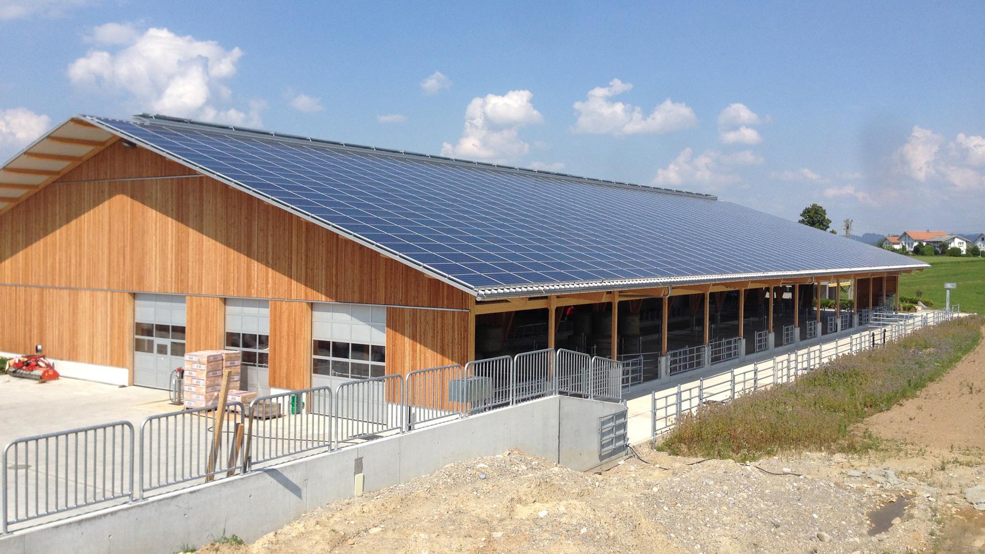 Referenz Aufdach Solaranlage LOCKUP Roof von Megasol Energie AG auf Bauernhof