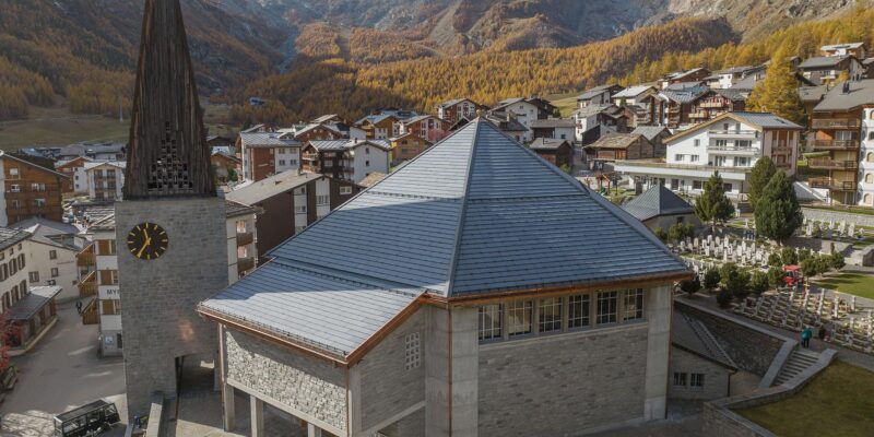 Referenz Kirche in Saas-Fee mit MATCH Slate Creek Granite PV-Modulen von Megasol Energie AG