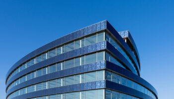 Massgeschneiderte Solarfassade für «Bern 131»