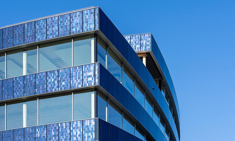 Blaue Solarfassade am Bern 131