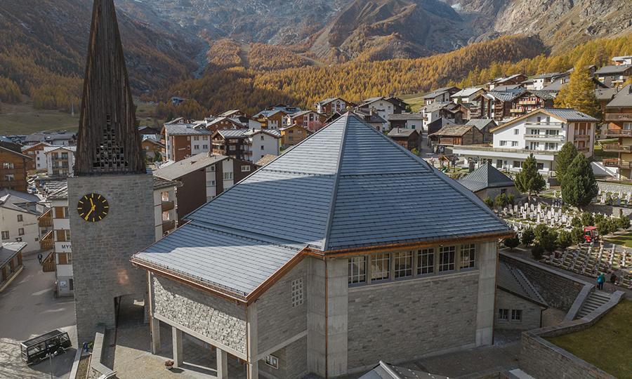 Historische Herz-Jesu Kirche in Saas Fee mit MATCH Slate PV-Modulen