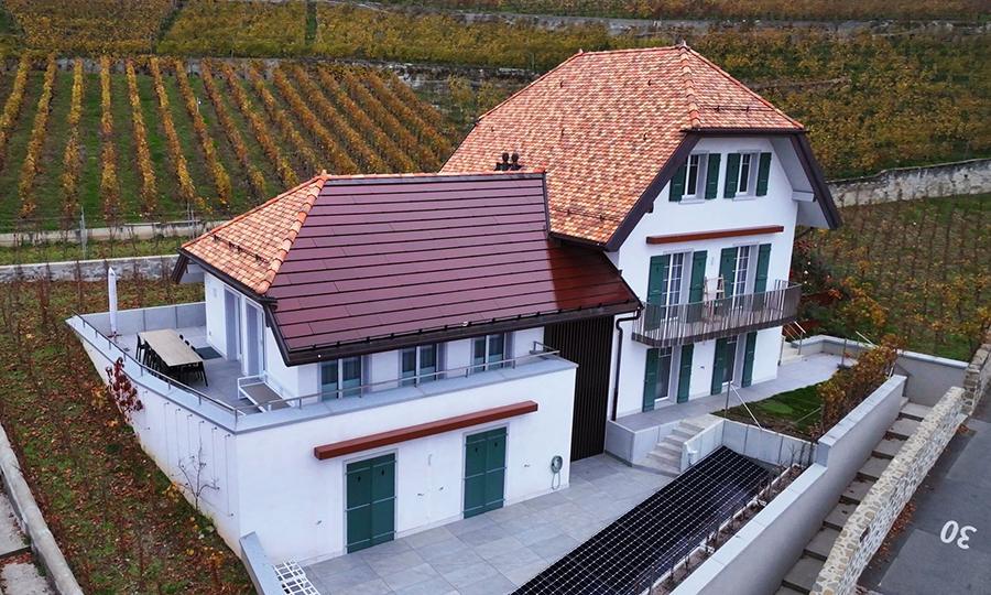 Haus mit PV-Modulen in Terracotta MATCH Slate